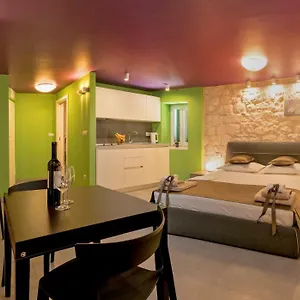https://annies-stone-studio-room.splithotels.org